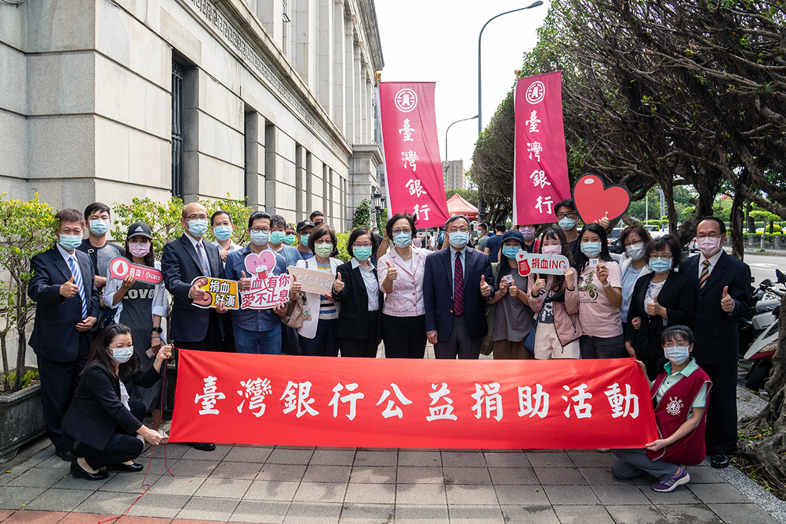 110.09.11臺灣銀行捐血活動,董事長呂桔誠(右7)率高階主管與捐血民眾合影