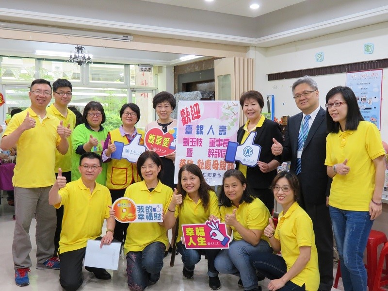 新北市自閉症協進會張雅玲總幹事(後排左四)歡迎臺銀人壽董事長劉玉枝(後排左五)與總經理周園藝(後排右三)帶領愛心天使拜訪協會位於蘆洲的星悅小站。