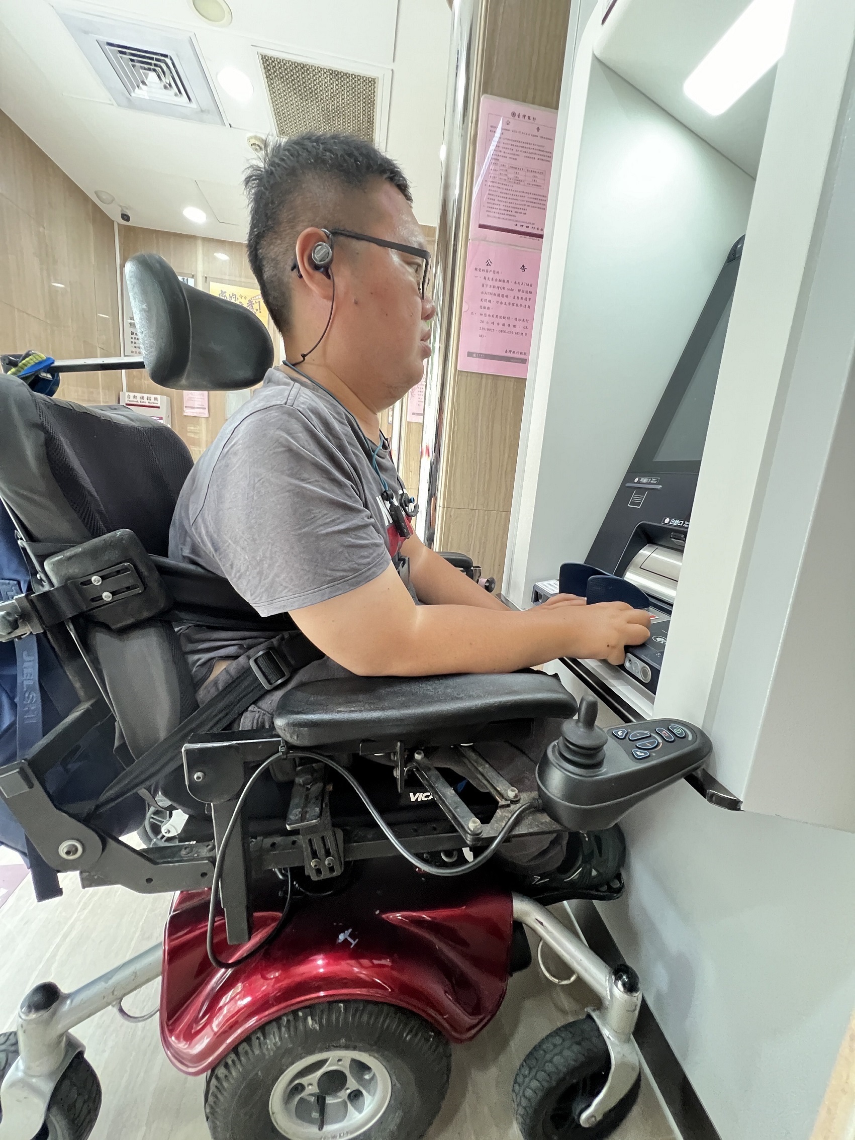 輪椅使用者正面即可操作ATM