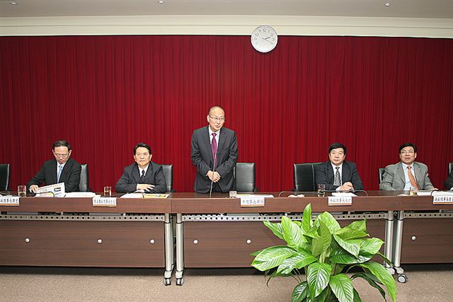 張董事長秀蓮代表金控集團與參訪團互贈紀念品