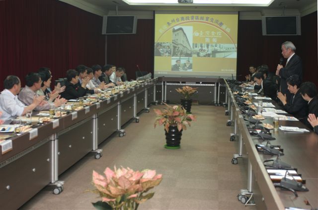 黃總經理壽佐為交流團簡報一隅
