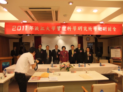 臺灣金控張董事長與黃總經理和與會嘉賓合影
