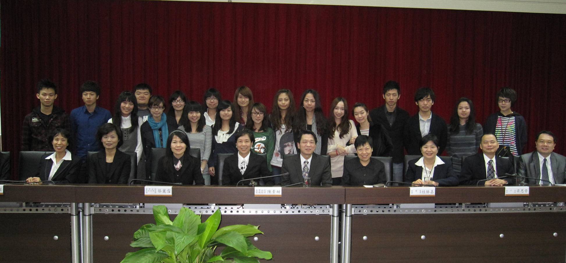 本集團經營團隊與淡江大學國際企業研究所師生合影