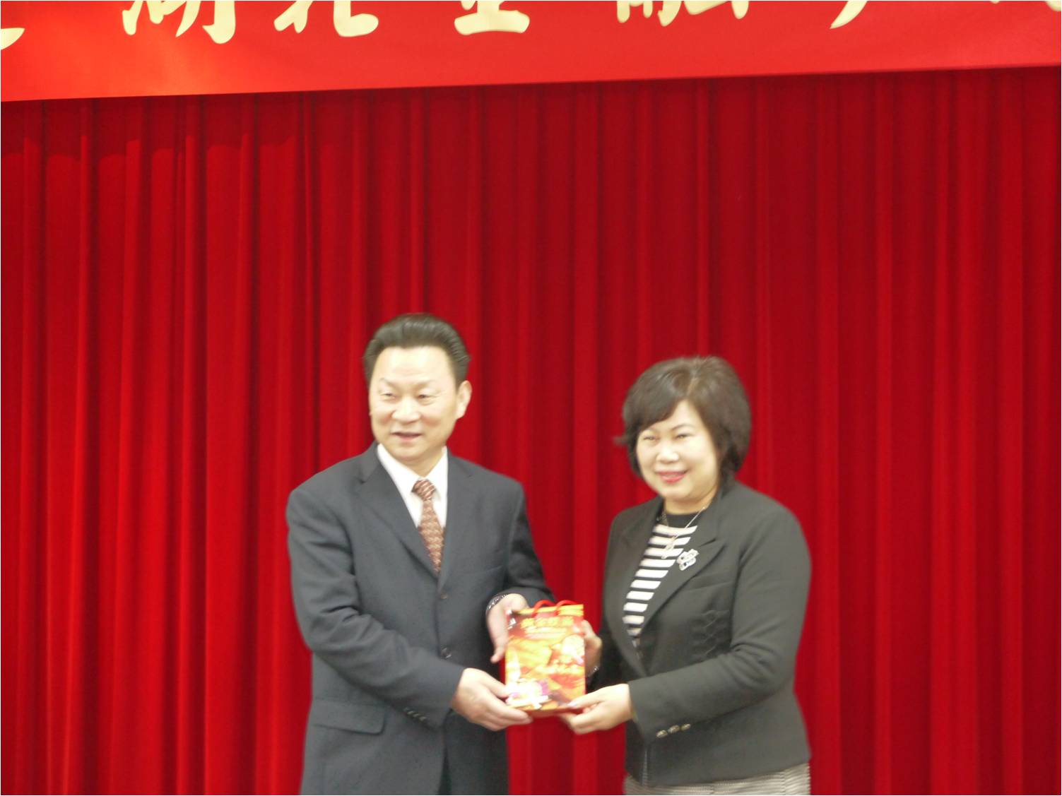 張董事長與參訪團趙副省長贈紀念品
