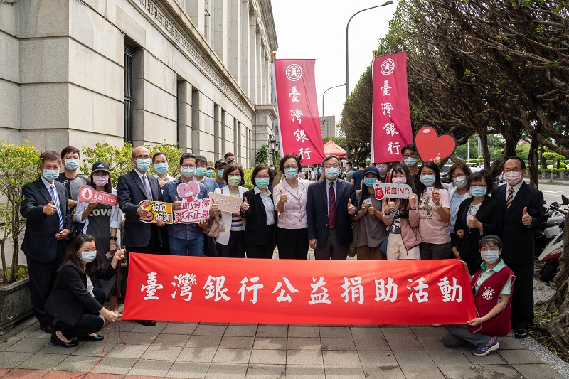 臺灣銀行捐血活動,董事長呂桔誠(右7)率高階主管與捐血民眾合影。