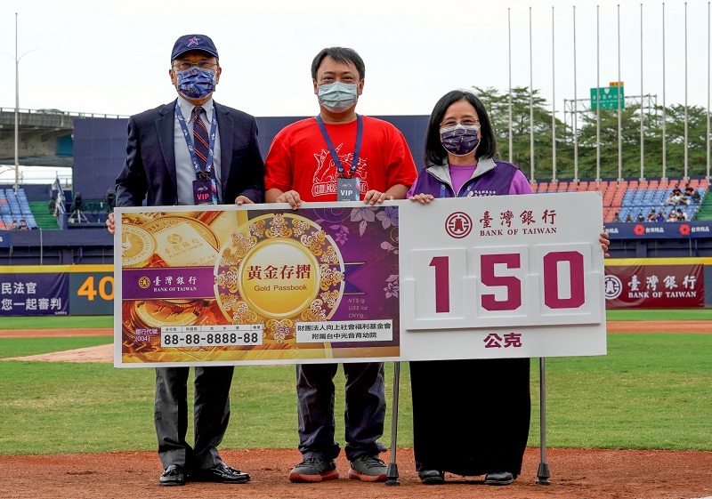 臺銀為公益 強棒愛出擊，該行董事長呂桔誠(左1)代表捐贈黃金存摺予台中光音育幼院潘泰吉院長(中)及喜樂保育院林玉嫦院長(右1)。