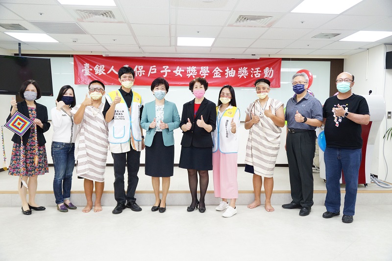 臺銀人壽劉董事長玉枝(左五)周總經理園藝(右五)和高階主管暨保戶代表、表演嘉賓合影