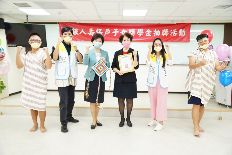 臺銀人壽劉董事長玉枝(左三)周總經理園藝(右三) 接受保戶代表王沈剛竹先生(左二)致贈感謝狀和傳統圖騰。