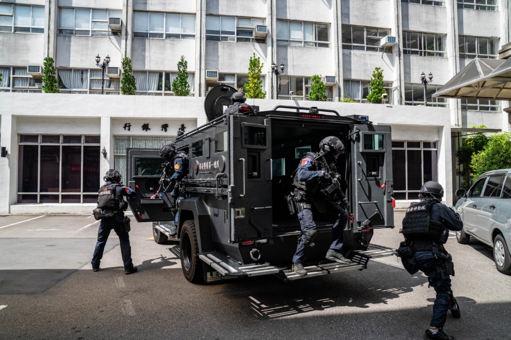 警政署保一總隊維安特勤隊迅速抵達臺灣銀行，執行圍捕攻堅、營救人質任務。