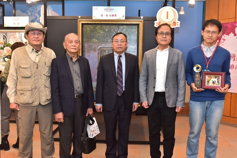 「2022臺灣銀行藝術祭-繪畫季」台銀獎得主陳光融與臺灣銀行董事長呂桔誠(中)、繪畫評審委員蘇憲法(右2)、攝影評審委員翁庭華(左2)及黃丁盛(左1)於第一名得獎作品「迴之聲」前合影留念。