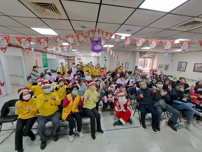 臺銀人壽參加新北市自閉症服務協進會舉辦的「聖誕星宴Party」，臺銀人壽劉玉枝董事長(前排左四)、副總經理吳君誠(前排左二)、總稽核吳淑蕙(前排左一)及愛心小天使與新北市自閉症服務協進會總幹事張雅玲(前排左三)及所有星兒與家長等人合影。