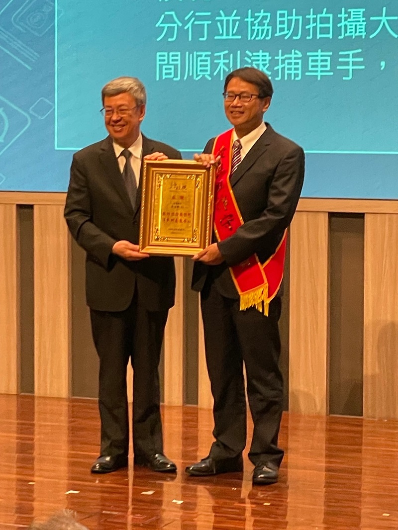 「金融業打擊詐欺高峰會」，臺灣銀行副經理吳温鵬(右)接受行政院院長陳建仁(左)頒獎合影。。