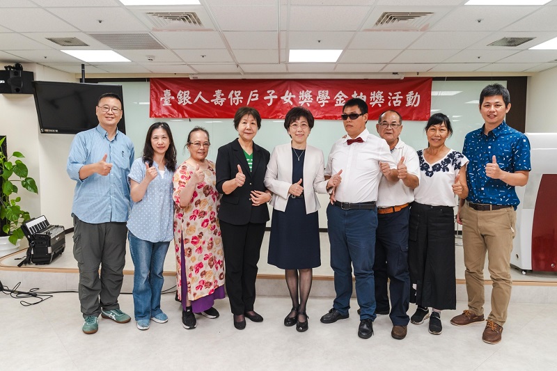臺銀人壽董事長劉玉枝(中) 、總經理周園藝(左四)於活動中與表演嘉賓廖庭澔(右四) 、總幹事陳坤富(右一)和保戶代表合影。