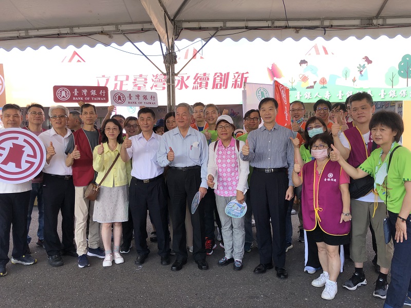 臺灣金控集團沈榮津董事長與金控同仁合影。
