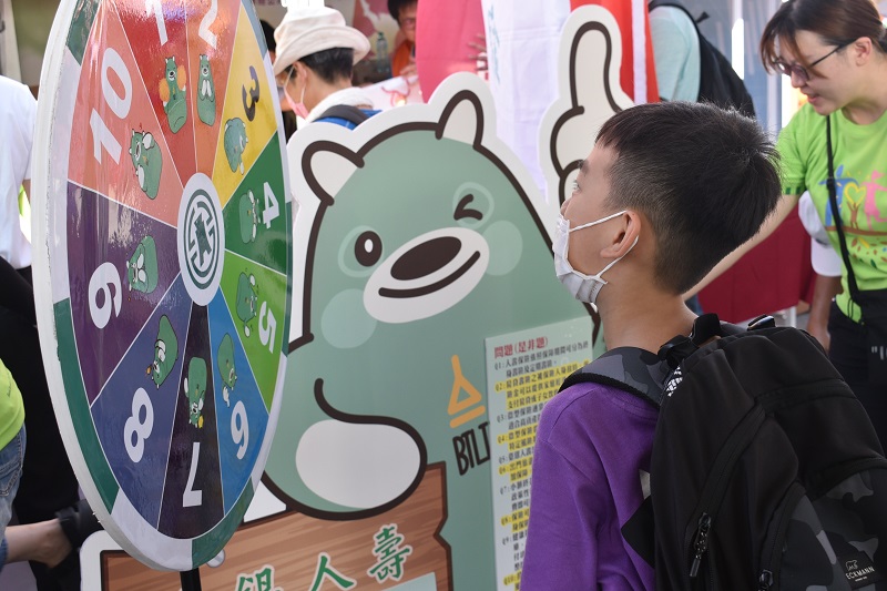 臺銀人壽透過遊戲向民眾宣導保險知識。