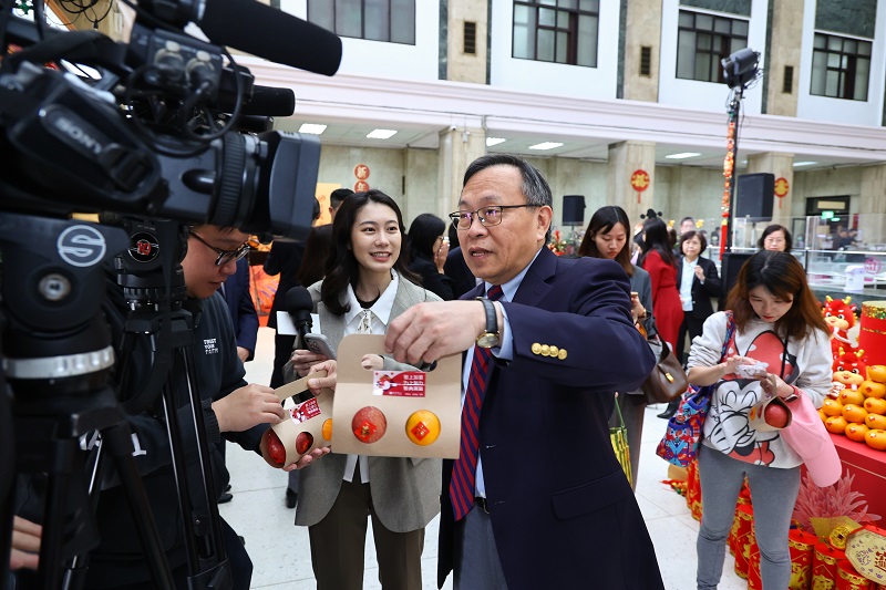臺灣銀行慶新春，董事長呂桔誠(中)準備應景新春小物，親自向現場貴賓、媒體朋友及同仁祝賀龍年平安喜樂、大吉大利。