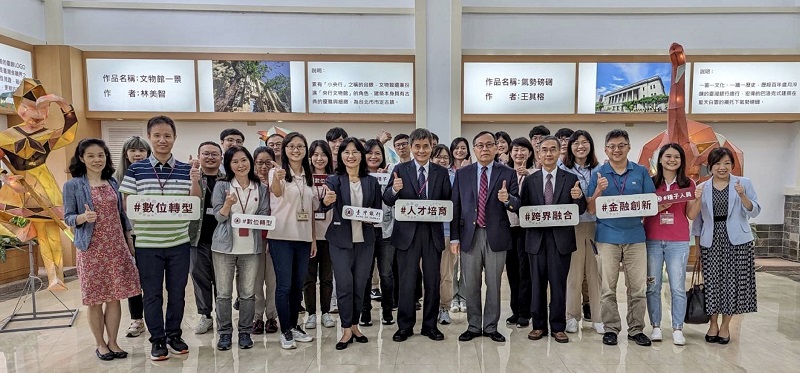 臺灣銀行董事長呂桔誠(前排右五)出席數位轉型種子人員計畫輔導培訓課程，與領導團隊及全體學員合影。