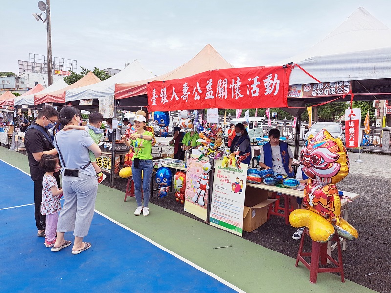 臺銀人壽向民眾募集發票並致贈造型氣球。