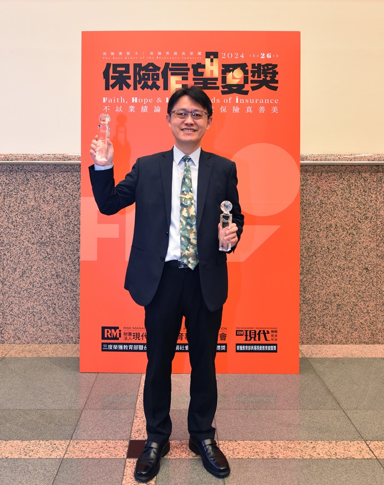 臺銀人壽董事長張志宏代表領取保險信望愛獎最佳社會責任獎及最佳整合傳播獎。 