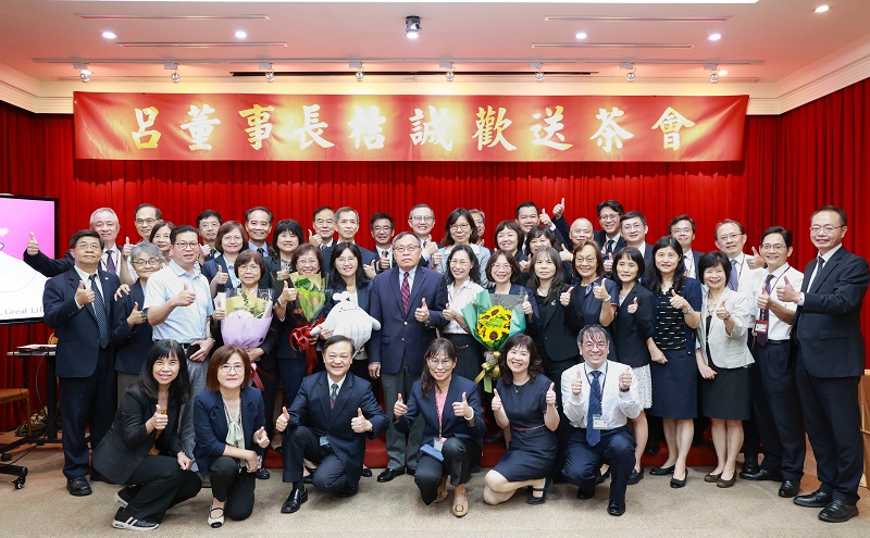 臺灣銀行歡送茶會 呂董事長桔誠(二排中)與總分行單位主管合影留念。