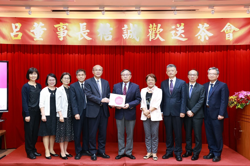 臺灣銀行呂董事長桔誠(右5)於歡送茶會中與臺灣金控及該行高階主管合影留念。