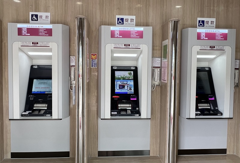 臺灣銀行民權分行打造3台具容膝空間之ATM，方便輪椅使用者近身操作。