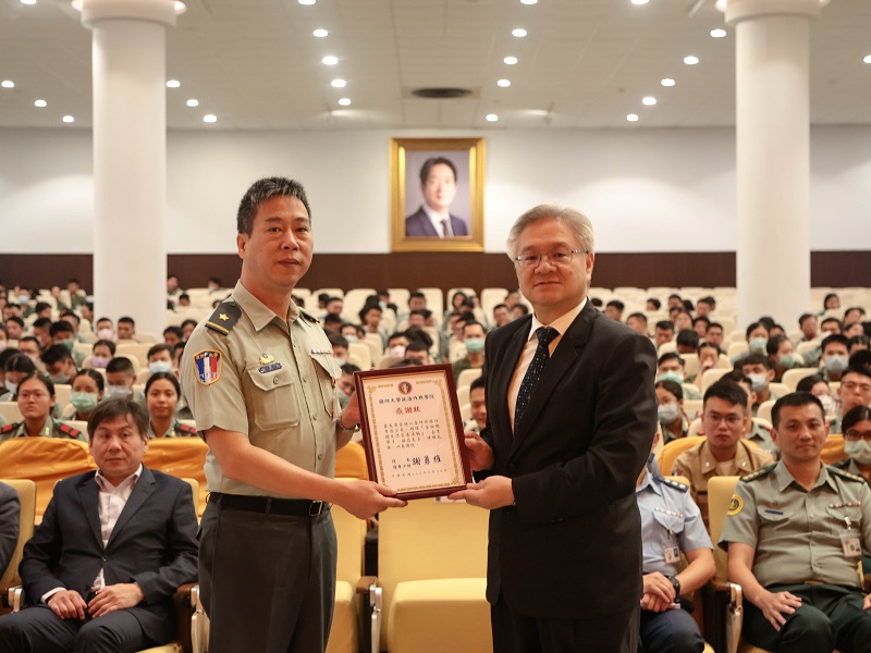 國防大學政治作戰學院院長謝勇維將軍(左)頒發感謝狀予臺銀人壽劉啟聖總經理(右)。