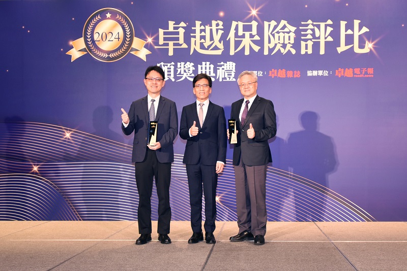 臺銀人壽榮獲卓越雜誌2024卓越保險評比「卓越產品創新獎」及「卓越ESG永續金融獎」，金管會主委彭金隆(中)擔任頒獎人，臺銀人壽由董事長張志宏(左)及總經理劉啟聖(右)代表領獎。