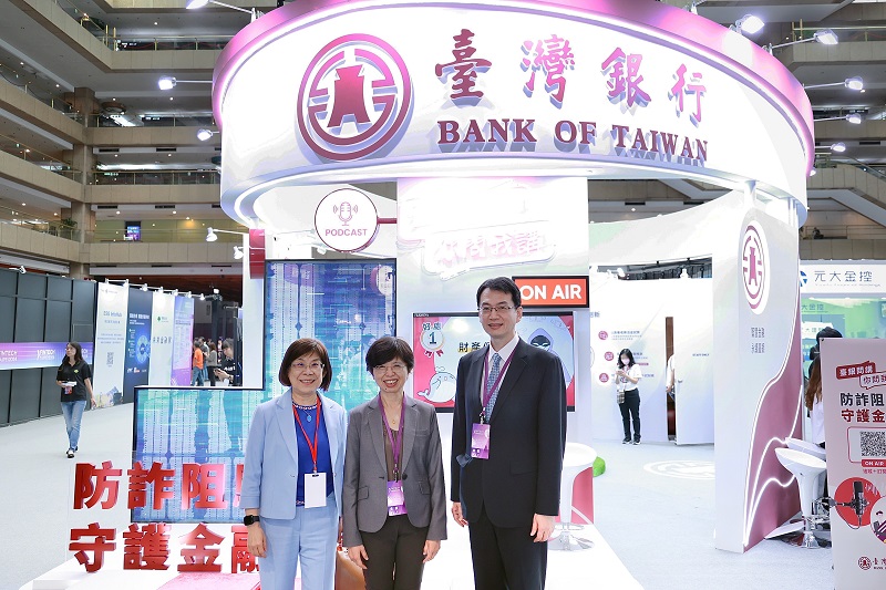 臺灣銀行以「智慧金融 永續未來」為主題於2024台北金融科技展展出。該行董事長凌忠嫄（左）與金管會銀行局局長莊琇媛（中）、金管會檢查局局長童政彰（右）合影。