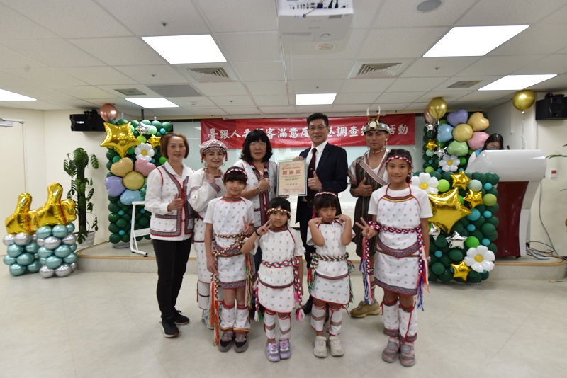 臺銀人壽林鍚榮副總經理(後排右二)由保戶代表「桃園市太魯閣族文教創意發展協會」葉玉華理事長(後排右三)手上接下感謝狀