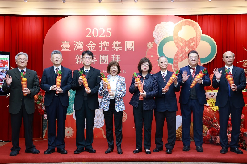 臺灣金控集團新春團拜董事長凌忠嫄(左4)率集團董事長及總經理與高階主管期許蛇年行大運，業績長紅步步高。