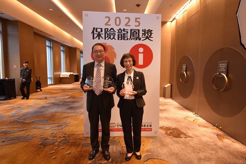 臺灣金控及臺銀人壽榮獲保險龍鳳獎，由臺灣金控陳明春行政長(右)及臺銀人壽陳宏傑副總經理(左)代表領獎。