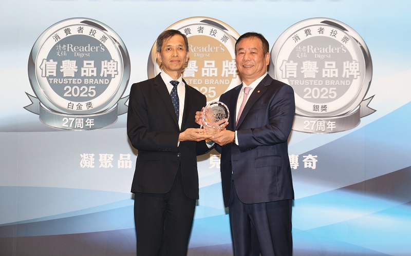 臺灣銀行榮獲第27屆讀者文摘信譽品牌銀行類金獎暨安養信託類金獎，該行李副總經理明華(左)代表出席領獎。 