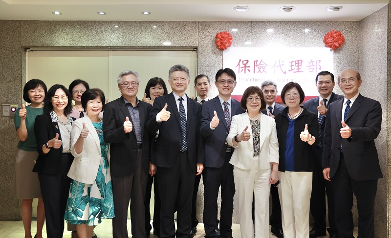 臺灣銀行保險代理部成立，由臺灣金控暨臺灣銀行董事長凌忠嫄（前排右三）、臺灣金控總經理施瑪莉（前排右二）、臺灣銀行總經理吳佳曉（前排左四）、臺銀人壽董事長張志宏（前排右四）等各級主管共同出席揭牌儀式。
