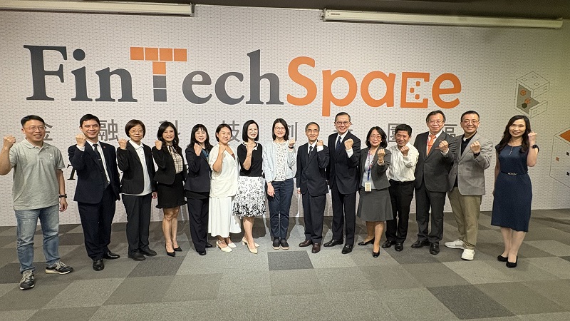 臺灣銀行、土地銀行、華南銀行、彰化銀行、上海商業儲蓄銀行、臺灣中小企業銀行、永豐銀行、中國信託商業銀行及將來銀行等九家金融機構代表及金管會代表於FinTechSpace合影，正式啟動「貴金屬業務運用RWA代幣化技術跨行應用聯合實證」專案。