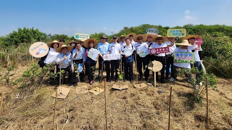 臺灣銀行副總經理李明華(前排中)偕同高雄地區分行同仁，並邀請南部企業客戶參與植樹，以實際行動守護濕地生物多樣性。