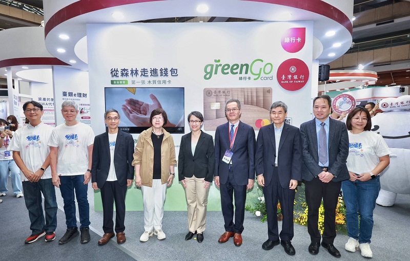 蕭副總統美琴（右5）出席「2025台北國際金融博覽會」，並由今周刊發行人梁永煌（右4）陪同參觀臺灣銀行展場，由臺灣金控總經理施瑪莉（左4）及臺灣銀行副總經理邱顯堂（右3）帶領同仁親自接待。