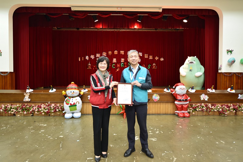 「貴金屬業務運用RWA代幣化技術跨行應用聯合實證」之9家實證銀行發表期末成果，金管會金融市場發展及創新處林羲聖處長（前排中）亦到場見證，與各機構代表合影留念。