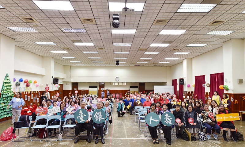 臺銀人壽主任秘書劉禹政(前排左二)與新北市自閉症服務協進會理事長劉郁純(前排左三)、新北市自閉症服務協進會常務理事林鴻達(前排左一)、新北市社會局專門委員徐綺櫻(前排左四)及所有貴賓、星兒與家長等人合影。 
