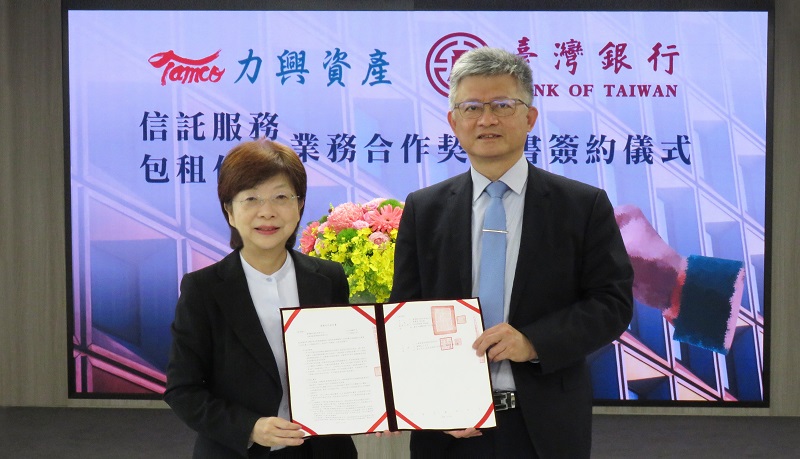 臺灣銀行總經理吳佳曉（右）與台灣金聯兼力興資產董事長宮文萍（左）簽訂業務合作契約書，展開信託及包租代管跨域合作。