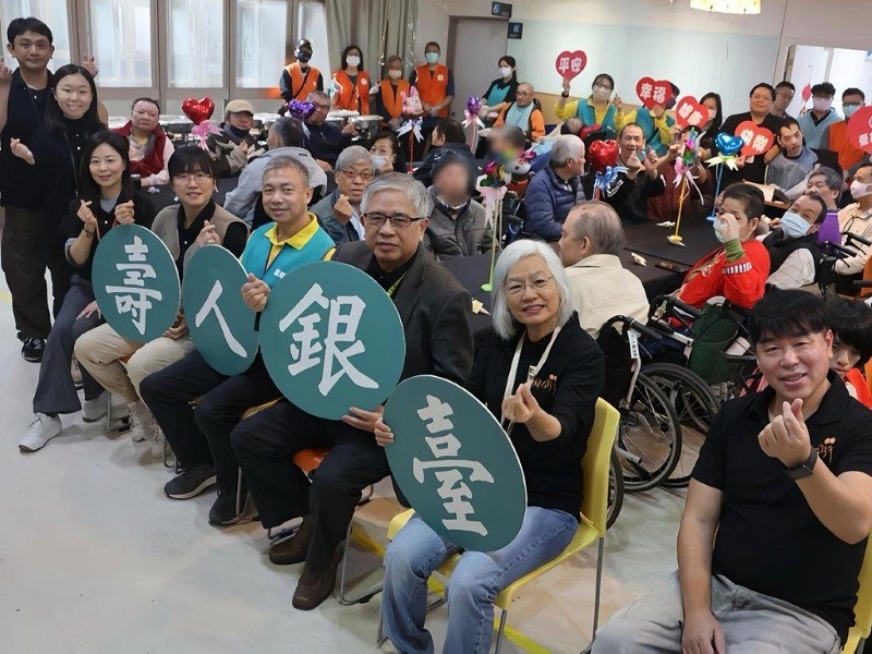 臺銀人壽主任秘書劉禹政(右四)、伊甸基金會董事長陳宇昭及夫人(右三與右二)、伊甸基金會執行長何天元(右一)、伊甸基金會處長黃子倢(右五)、伊甸基金會副執行長鄒聖盈(右六)。