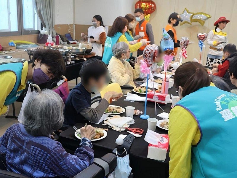 臺銀人壽志工不僅全程投入服務，用餐時，志工們也熱情為服務對象夾菜，暖心地詢問他們的需求。