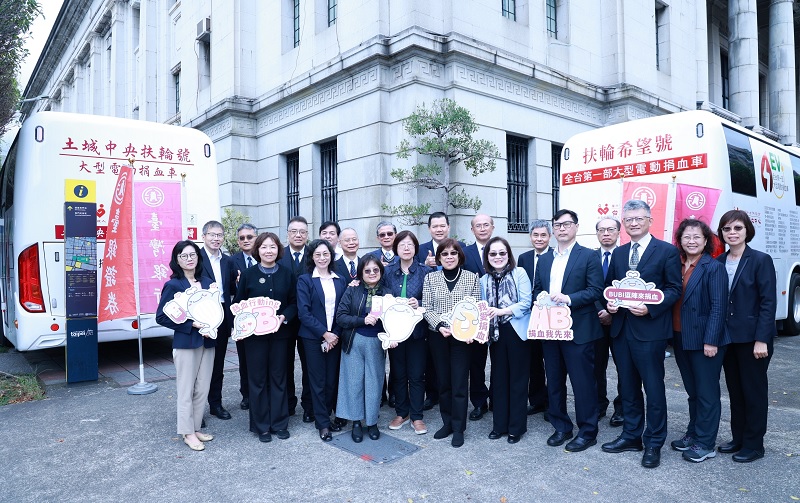 臺灣金控攜手臺灣銀行及臺銀證券共同舉辦捐血活動，臺灣金控暨臺銀董事長凌忠嫄(中)、臺灣金控總經理施瑪莉(前排左5)、臺銀總經理吳佳曉(前排右3)、獨立常務董事林雅玲(前排右5)、常務董事張俊仁(前排右4)、常務董事馬小惠(前排左4)、臺銀證券董事長李樹森(後排左5)與臺銀證券總經理張正康(後排左3)率高階主管，一同呼籲民眾熱情參與公益捐血。