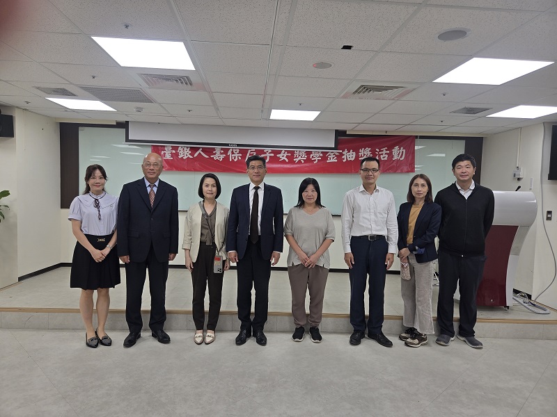 臺銀人壽辦理115年度保戶子女獎助學金抽獎活動，由副總經理林鍚榮（左四）主持，並在法務、稽核、會計及政風人員共同見證下，抽出幸運得獎保戶。