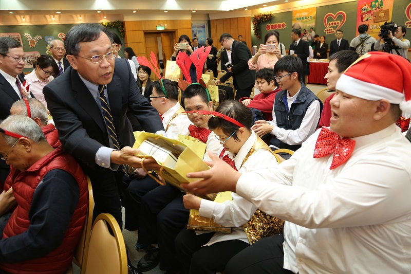 臺灣金控集團董事長呂桔誠致贈溫馨聖誕禮物給第一社福博愛發展中心打擊樂團的大朋友們。