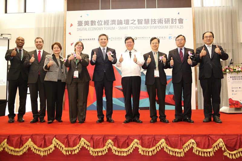 活動照片:臺灣銀行董事長呂桔誠於「臺美數位經濟論壇之智慧科技研討會」與現場嘉賓美國商務部首席副助理部長荷莉‧芬尼爾、國發會副主委龔明鑫、AIT處長梅健華及桃園市長鄭文燦合影。