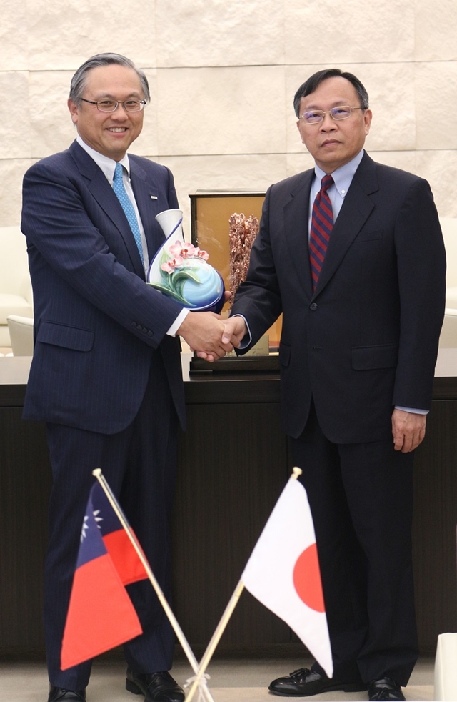 活動照片:臺灣銀行董事長呂桔誠(右)與日本三井住友金融集團社長國部毅共同簽署合作備忘錄。