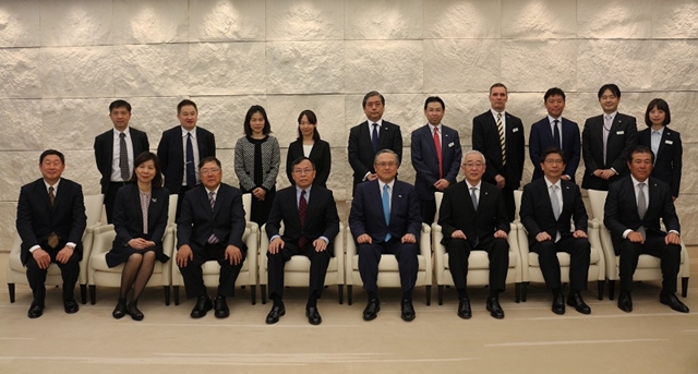活動照片:臺灣銀行董事長呂桔誠(前排左4)與日本三井住友金融集團社長國部毅(前排右四)共同簽署合作備忘錄。