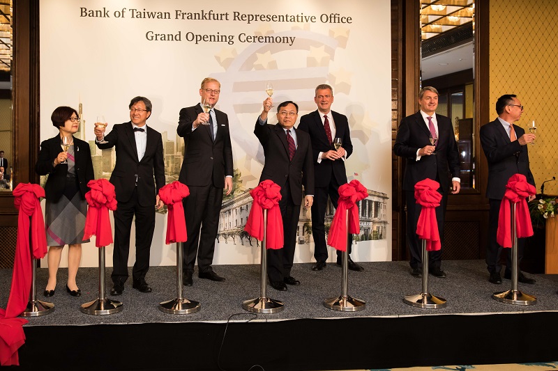 剪綵嘉賓-德國黑森州財政部副部長Dr. Martin Worms(右三)、法蘭克福市副市長Mr. Markus Frank(左三)、我國駐德大使謝志偉(左二)、德意志銀行董事會發言人Mr. Stefan Bender(右二)與臺灣銀行董事長呂桔誠(中)、副總經理邱月琴(左一)及法蘭克