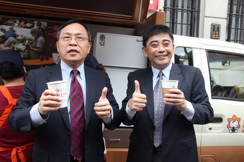 臺灣金控董事長呂桔誠(左)邀請國發會副主委邱俊榮(右)一同品嚐「STARFFEE星兒慢啡天使咖啡」，比「讚」!